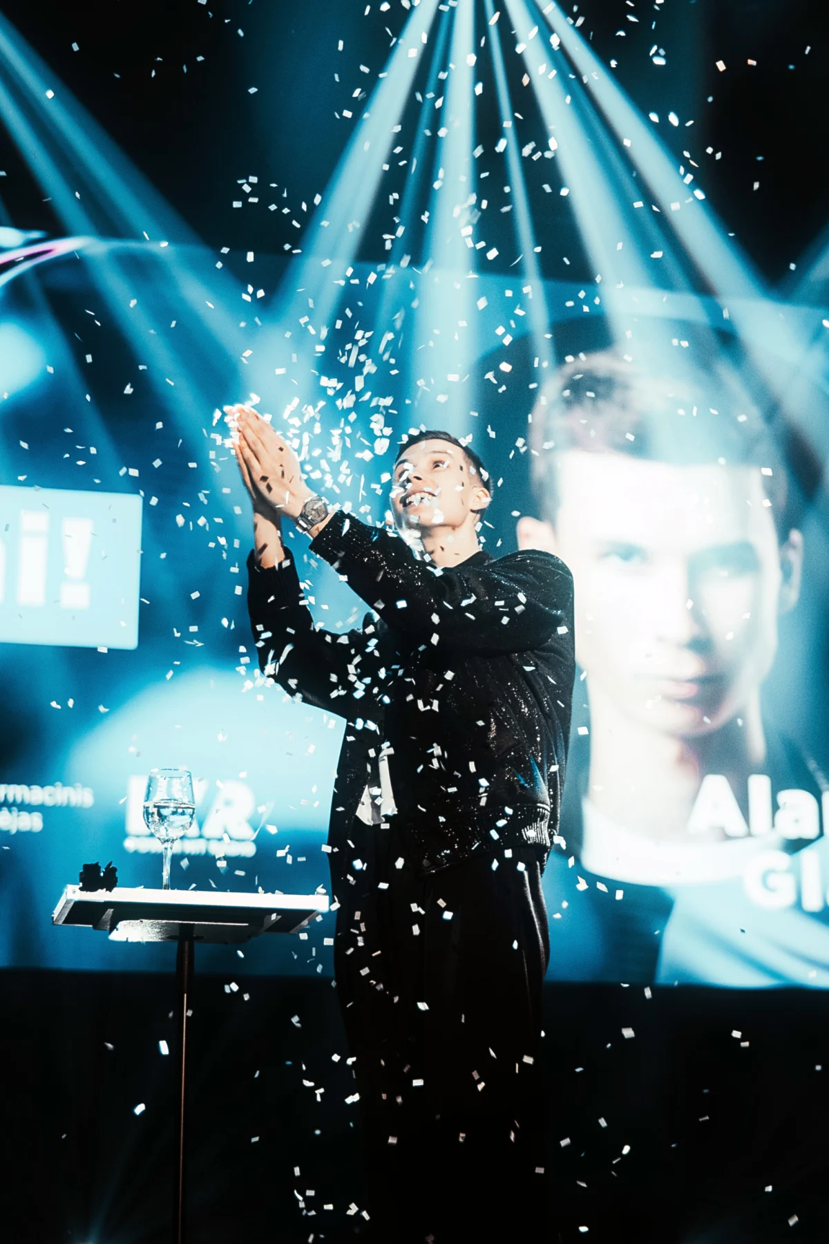 Alanas Gladkovas scenoje po konfeti lietumi